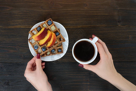 比利时华夫饼水果和浆果女手咖啡图片