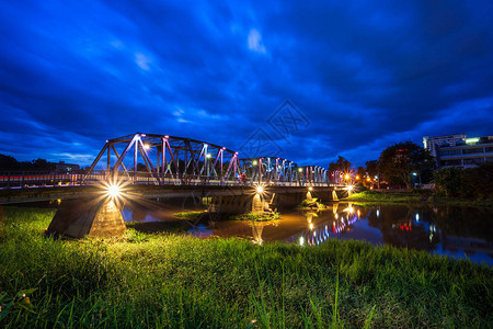 铁桥的灯色是泰国清迈的主要旅游景点图片