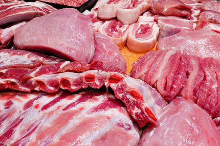 超市食品部的新鲜猪肉图片