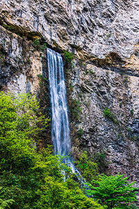 高瀑布从大峡谷张家吉的狭小洞穴坠落中图片