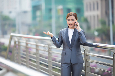 女人打电话给智能手机她感到很生气图片