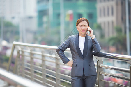 女人打电话给智能手机她感到很生气图片