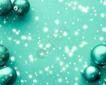 礼物装饰新年夜和欢乐庆祝概念以绿色背景的圣诞面包图片
