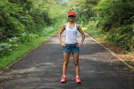 夏季公园小道的女跑者健康的女图片