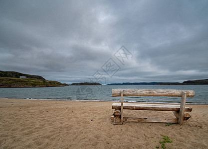 秋天的海边孤独的长凳图片