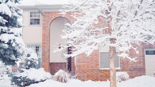 冬季大雪过后的住宅区图片