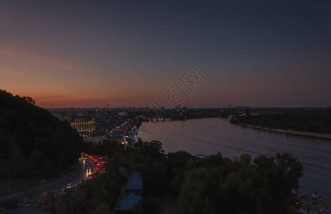 乌克兰基辅市第尼普罗河上空的夜景图片