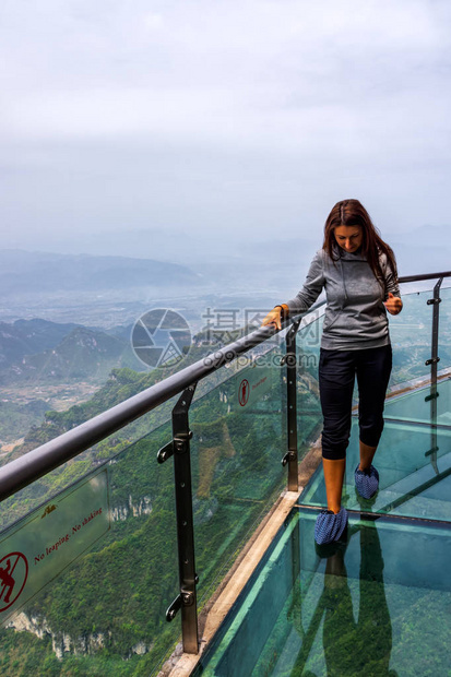 湖南Zhangjiajie下方山谷和山丘的观光区天门山天空漫步湖南图片