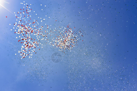 蓝色无云天空背景的多色气球NameACONF背景图片