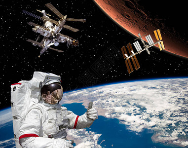 宇航员对飞往火星竖起大拇指背景上的空间站在外层空间的航天器美国宇航局提供的这图片