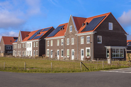 荷兰格罗宁根市蓝色天空下新古典风格的现代行房背景图片