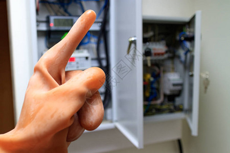 电动橡胶手套的食指被抬起来在开始用电动手套工作前要小心谨慎图片