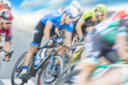 一群骑自行车的人在比赛中模糊蓝天图片