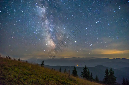 喀尔巴阡山脉的夏日星空图片