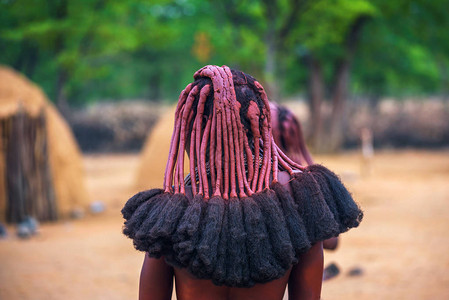 从后面拍摄的辛巴部落妇女的传统发型辛巴人是生活在纳米比亚北部的图片