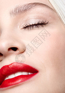 脸部女部分的近视宏观肖像满嘴红唇和化妆品的人类女图片