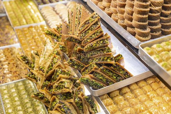 商店橱窗展示的传统美味土耳其甜点不同种类的土耳其美食土耳其受欢迎的图片