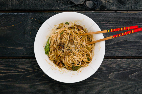 丹中华面担面是街头食品中常见的一种辛辣川菜配料包括粗米粉花椒辣图片