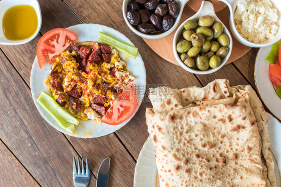 传统的土耳其早餐桌土耳其早餐美食文化土耳其pideyufkaekmek茶百吉饼boreksikma奶酪橄榄油和蜂蜜从顶视图片