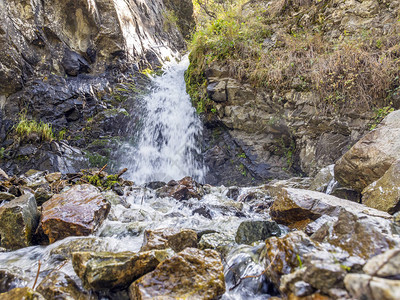 山中清澈透明的水流水源大自然中的矿泉水背景图片