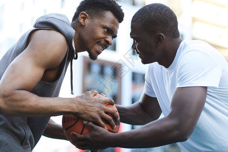 两名凶猛的非洲男子在打篮球图片