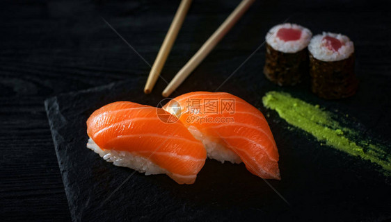 两条尼吉里鲑鱼寿司和石图片