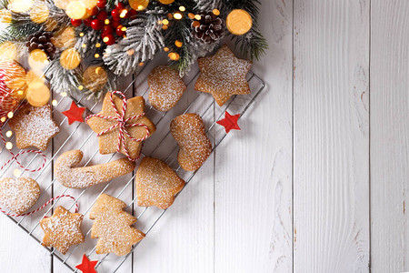 新年桃花家里做圣诞短面包或姜饼干在白木面上水背景