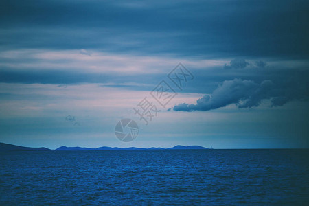 夜空和大海夕阳和平静的水与云彩的日落天空图片