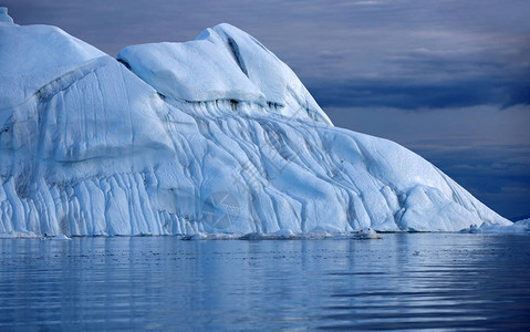 有解冻痕迹的冰山表面全球变暖现象的研究世界海洋中的图片