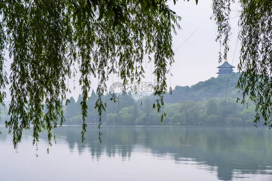 在浙江州杭市西湖十一月湖的Leifeng图片
