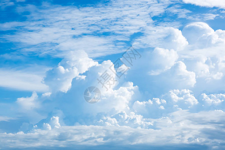 厚的白云和蓝色天空图片背图片