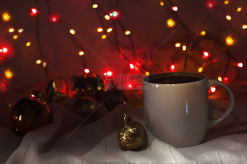 圣诞咖啡杯和新年背景装饰品图片