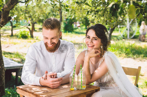 有吸引力的新婚夫妇图片