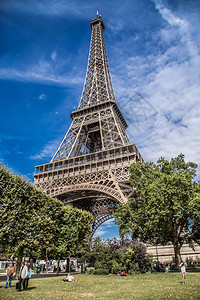 埃菲尔铁塔是法国巴黎战神广场上的一座锻铁格子塔图片