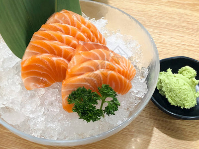 新鲜橙红菜鲑鱼或玻璃碗冰面图片