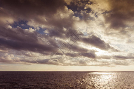 地中海日落时太阳在海面的云图片