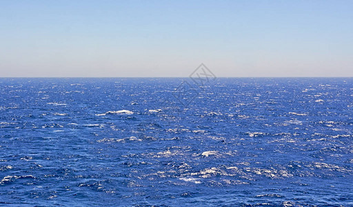 波浪深蓝色的大海和天空背景图片