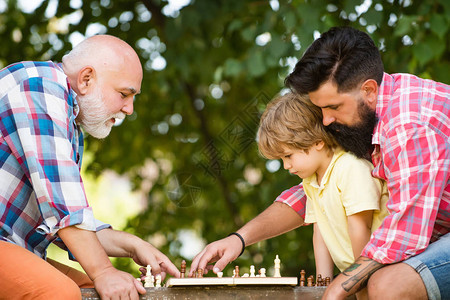 家庭假期和团聚与父亲和祖父一起在公园里享受的小男孩男多代家庭图片