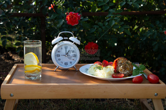 间歇禁食饮和健康饮食和营养的概念木桌上的闹钟和图片