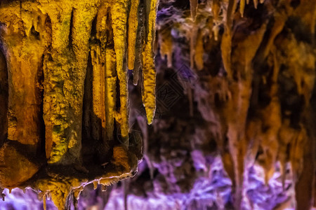 洞穴中石化物和stalagmi图片