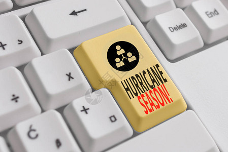 手写文本飓风季节预计大多数热带气旋将开发白色pc键盘的概念照片时间图片