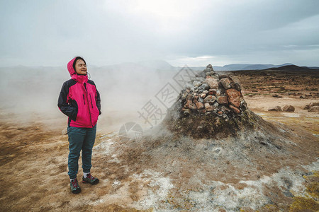 女旅行者前往冰岛的HverirHverir图片