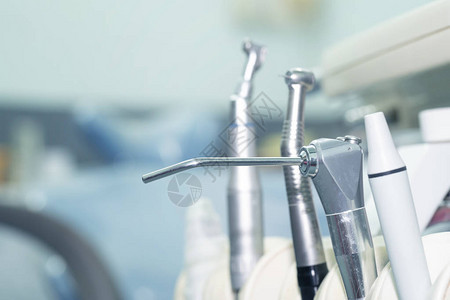 牙科诊所计算器和三联注射器的图片