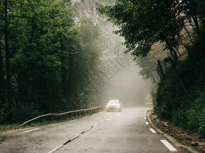 白色的Citcroen车轮光影在波尔科斯马西夫山路上快速行驶图片