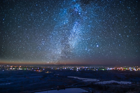 星空和银河背景的夜城图片