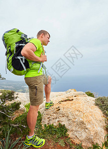 山上一个带背包的游客望远处海图片