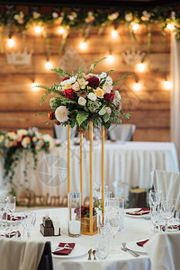 婚礼宴会厅的喜事桌上摆着鲜花和绿色的配方图片