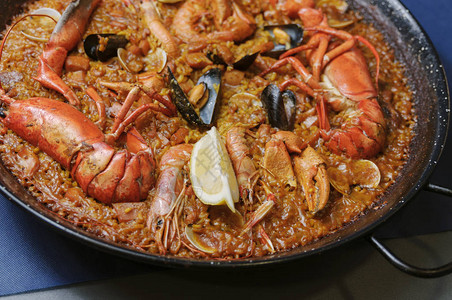 西班牙海鲜饭海鲜和龙虾西班牙传统食品图片