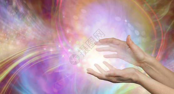 给您带来美丽的愈合能量感女用白能量形成拥抱双手向外流出图片