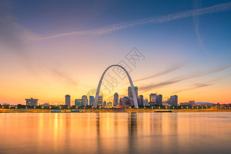 美国密苏里州圣路易斯市中心黄昏时河图片